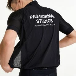 Pas Normal Studios Stow Away Gilet Vindväst Black 7 Pas Normal Studios Stow Away Gilet Vindväst Black -Cyklar Sales Shop pas normal studios stow away vindvast 19 black a1db12 139